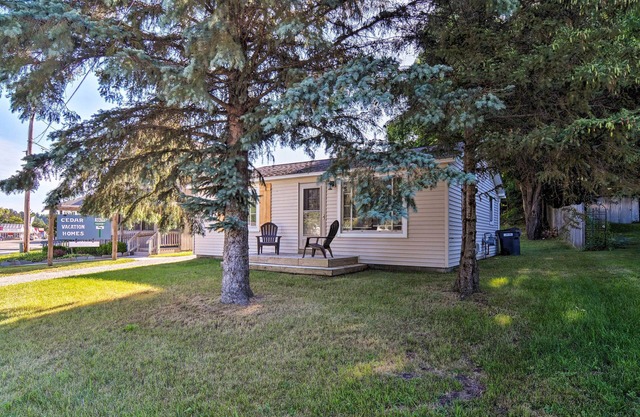 Cedar Home w/ Deck + Grill - Mins. to Lakes!