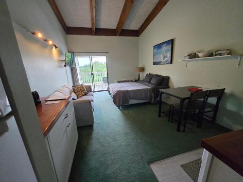 Cedar Lodge Condo with Private Balcony & Full Kitchen
