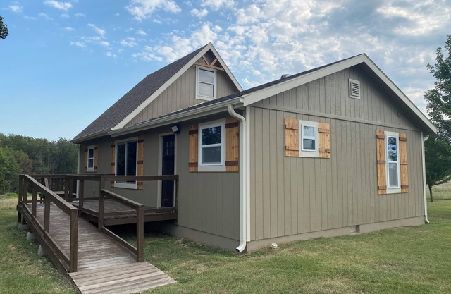 Cedar Lodge is quaint rustic lodge with modern amenities. Relaxing and warm!
