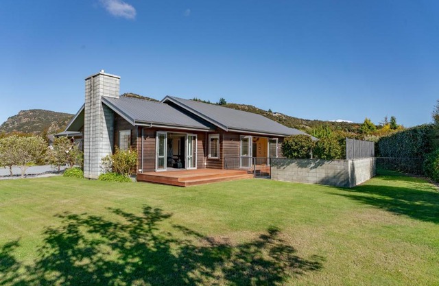 Cedar Sanctuary - Albert Town Holiday Home