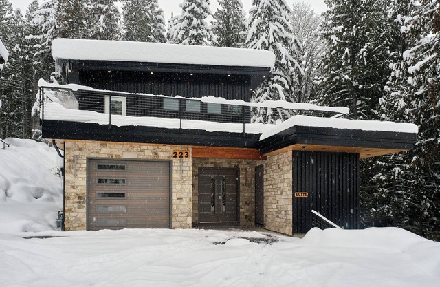 Cedar View: Luxurious 4-Bedroom Mountain Retreat Near Red Mountain Resort