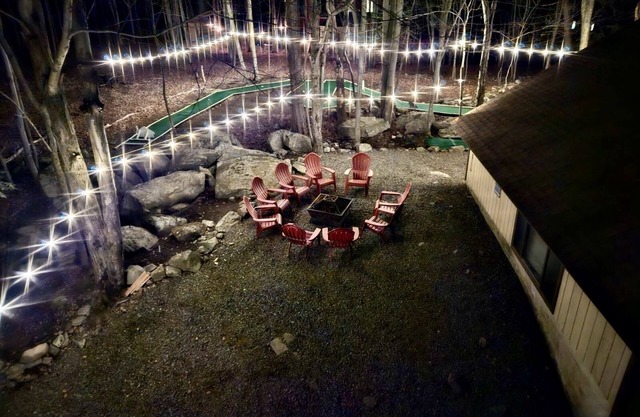 Celebrate the changing colors of Fall at Willow’s Place! 🍁Kayaks and pedal boat!