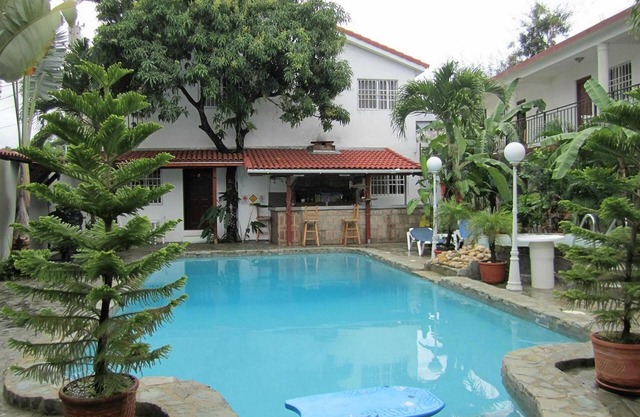 Cental 1BD condo with pool/cable TV/AC/Internet, guest-friendly