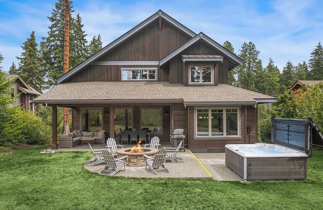 Center of Suncadia! 4 King Beds, Hot tub, Fire pit & game room. Exceptional home