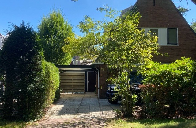 Centraal Gelegen Grote Villa op echt prachtige Locatie bij bos en en Centrum