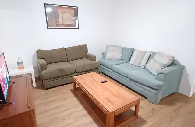 Central 2 br apt with AC close to UNM/Airport/I-25/CNM/Hospital/Stadium/Netflix