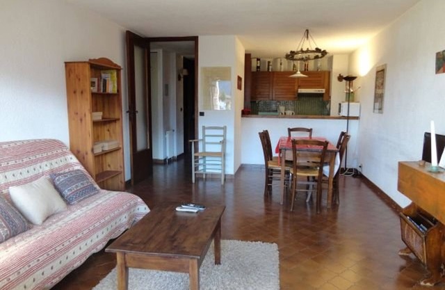 Central 2-BR Apt, Sleeps 6, Balcony, Parking, Near Ski Lifts & Shops