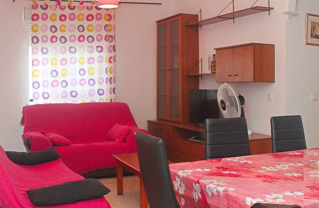 Central apartment, small pets accepted