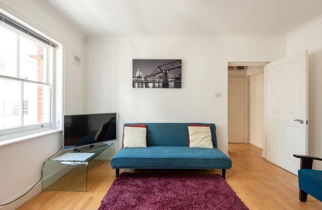 Central Apartment For 3 By Liverpool St Stn