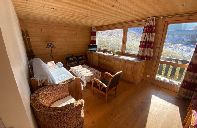 Central Apartment Near Super-Châtel Gondola: Cozy Stay with Multi Pass at €3/Day!