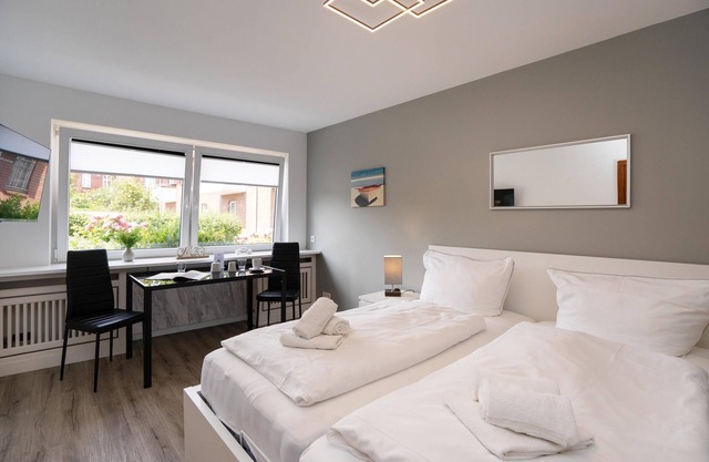 Central app. for 2 persons, WLAN and TV, separate kitchen.