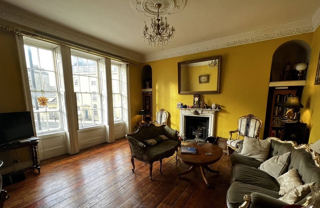 Central Bath, 4-Poster Georgian Suite with large private Drawing Room.