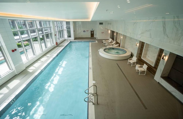 Central by Airport Getaway / 1 Min Walk to Club Versanté (5 star Amenities)
