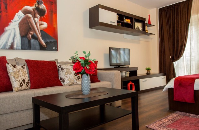 CENTRAL COMFY FLAT | STEPS AWAY FROM METRO / PARK & ALL AMENITIES