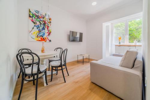Central Cozy 2 Bedroom Apartment - Happy Rentals
