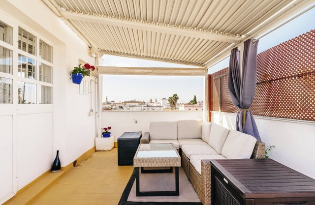 Central duplex apartment with private rooftop terrace + free parking