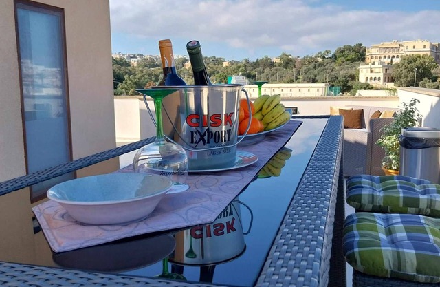 Central Luxury Comfort Paceville Duplex Holiday Home, BBQ, large outdoors, WIFI.