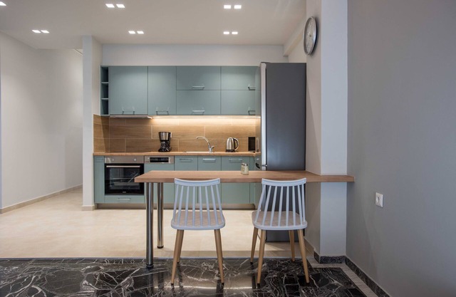 Central Spacious Apt close to port-sites w/view 2