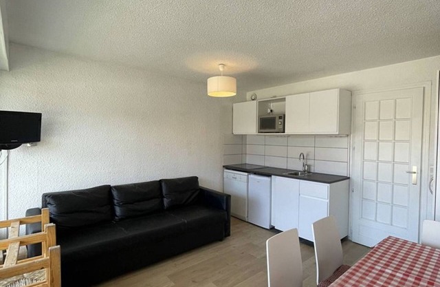 Central Studio for 4 with Ski Access, Terrace, and Modern Amenities - Alpe d'Huez