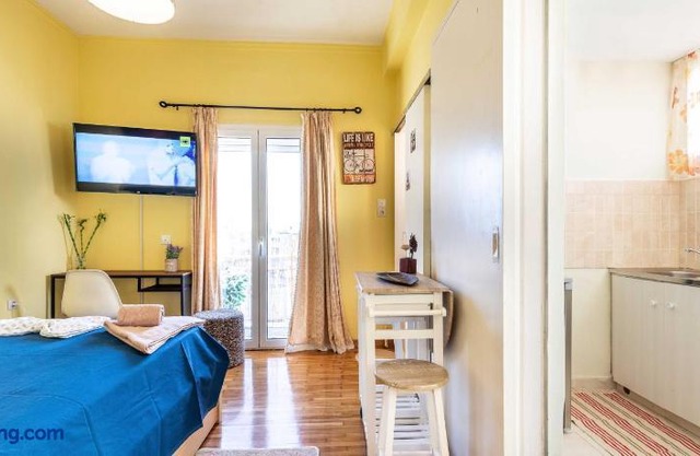 Central Studio Near Metro & View