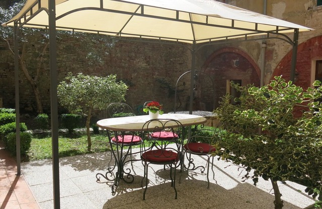 Central Studio with Garden in the Duomo area
