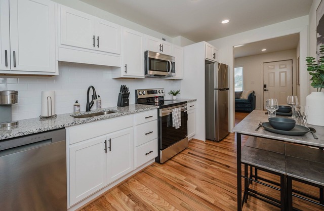 Central Suite E - 2 Bedrooms/King Bed/Parking