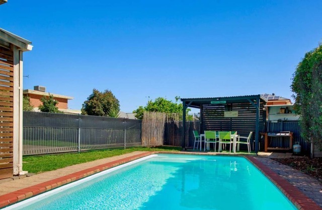 Central to all Mulwala has to offer. Cosy and well appointed unit.
