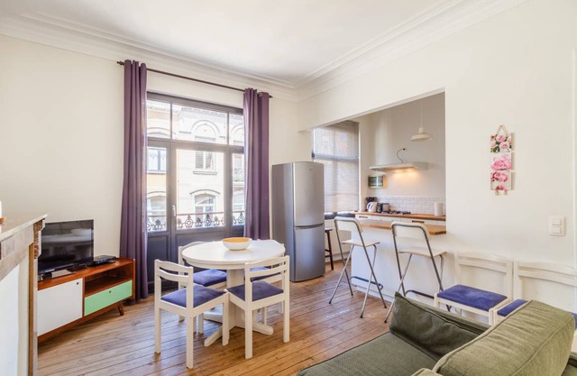 Centrally located bright 2 room apartment in trendy st Gilles self check in