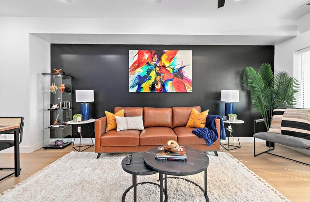 Centrally Located Getaway Minutes from downtownn