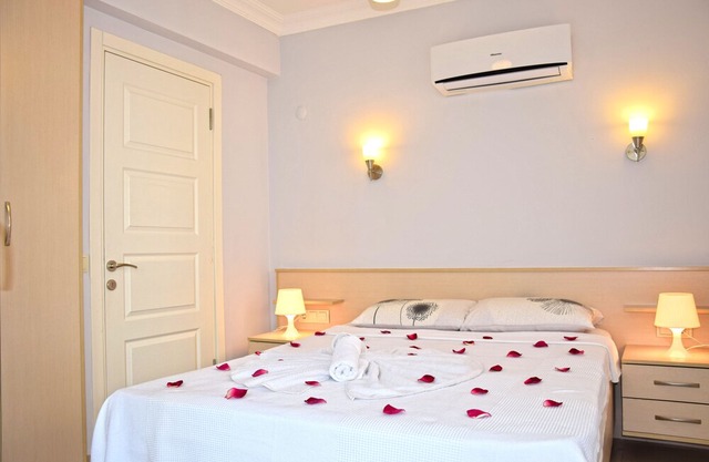 Centrally located 3 bed 3 bath apartment with FREE WIFI