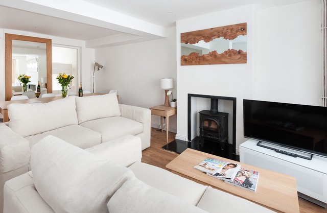 Centrally located, 3 bed cottage with garden & parking (sleeps 10)