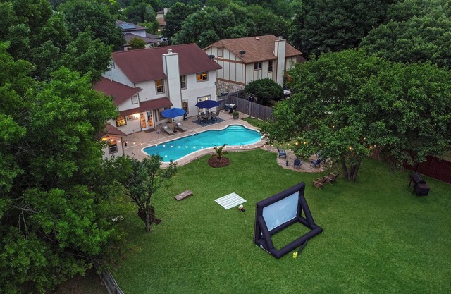 Centrally Located Oasis: Pool, Fire Pit, Game Room, Pets, Huge Yard