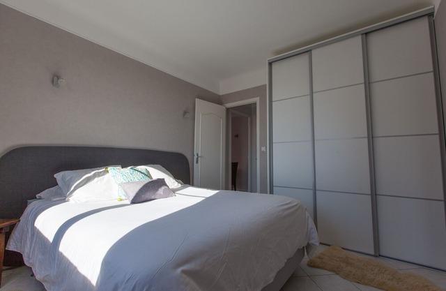 Centrally located quiet apartment with beautiful sea view