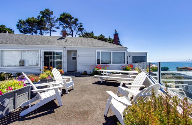 Centrally located condo with ocean views, nearby beach access