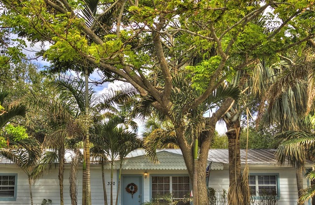 Centrally located, walk/bike to the beach, river, restaurants or Pub