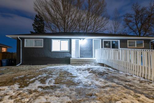 Centre Street 2bed Upper Suite - 4408