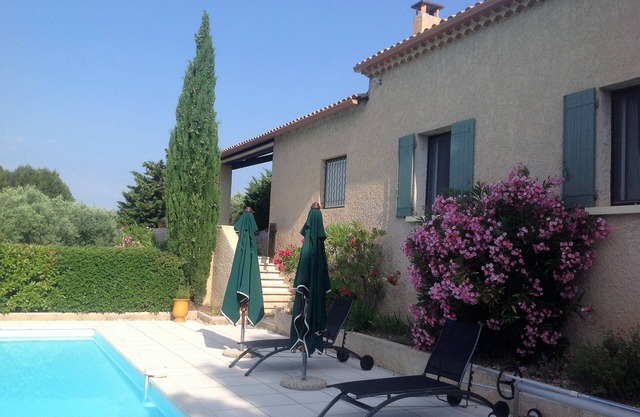 Charming quiet villa near Ventoux and Barroux, swimming pool, breathtaking view