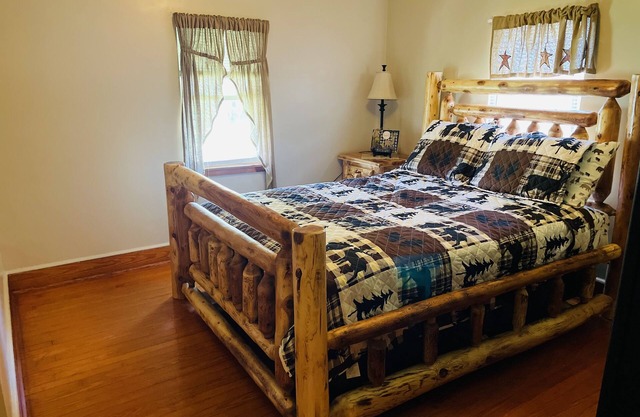 Chad’s place 4- Bedroom 2-BR home at Smoke Hole Wi-Fi -Pet Friendly- sleeps 8-10