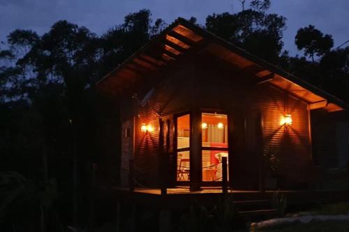 Chalé aconchegante com hidro no pé da serra