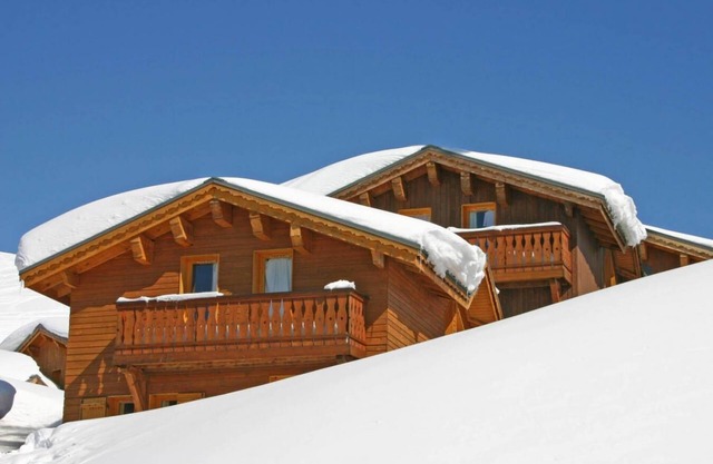 Chalet, 100m from resort center, terrace, balcony, fireplace or stove, parking, tv, 60-70m²
