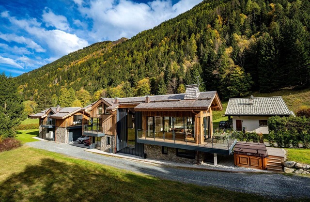 Chalet + 10m pool, daily housekeeping & pastries