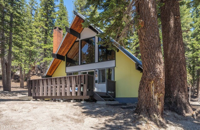 Chalet #12, Slope Side Ski in Ski Out Spacious Fam
