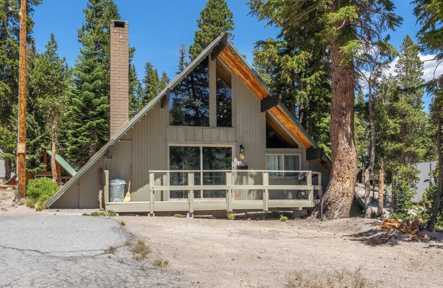 Chalet #15, Charming Ski in/Ski Out Steps to the