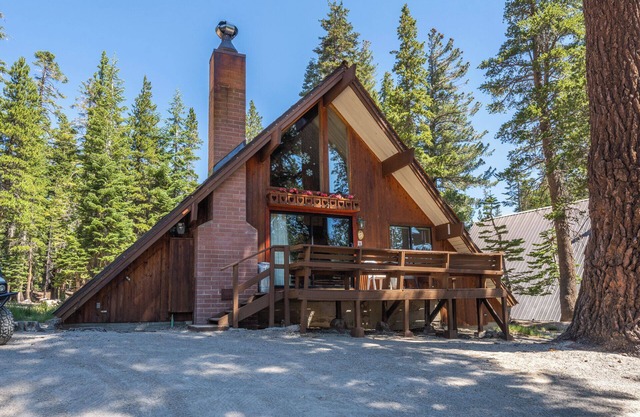 Chalet #17, Charming Ski in/Ski Out Steps to the