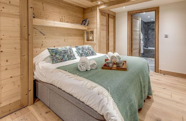 Chalet, 200m from ski slopes, sauna, terrace, balcony, tv, ski locker, 250m², Tignes