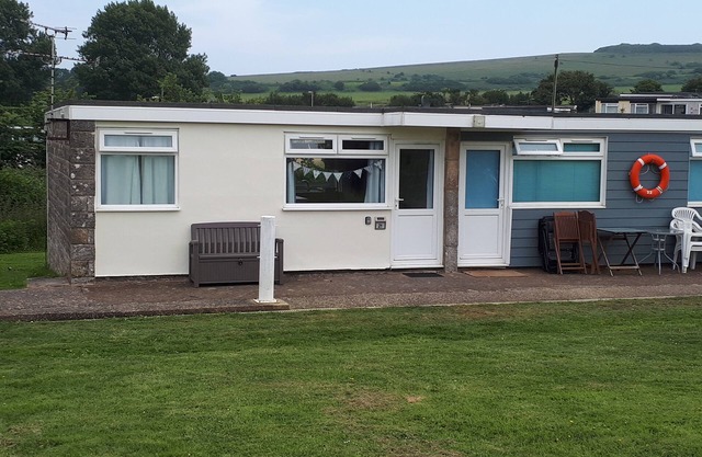 Chalet 21, Sandown Bay, Isle of Wight, Free WiFi, Sleeps 4-6