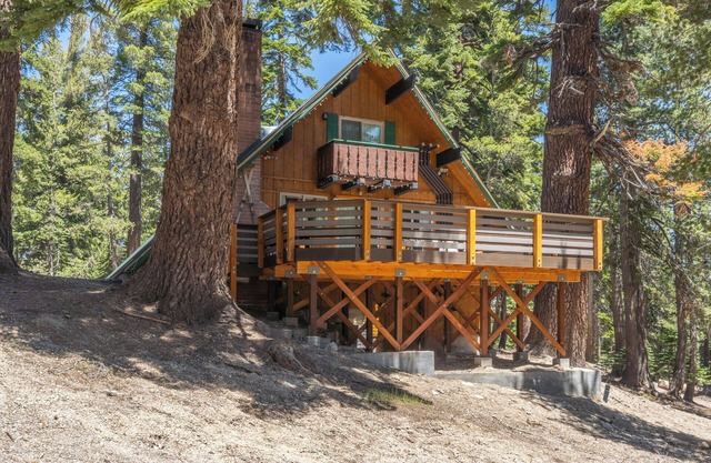 Chalet #21, Slope Side Ski in Ski Out Spacious Fam