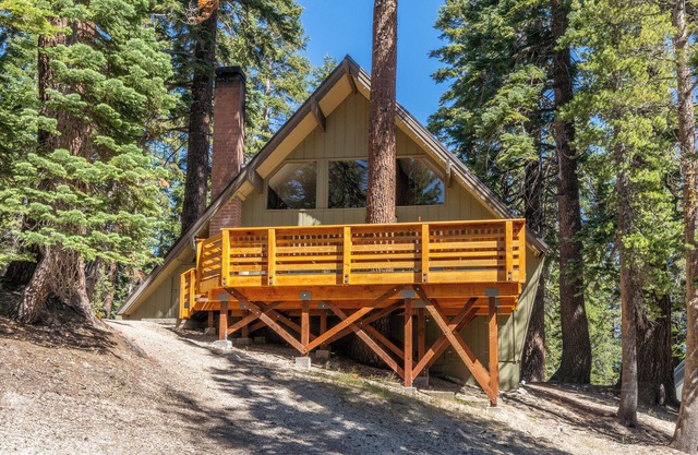 Chalet #22, Stunning Slope Side Ski in Ski Out