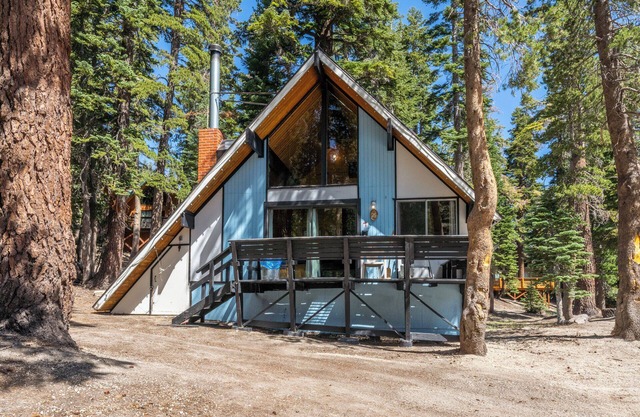 Chalet #25, Charming Ski in/Ski Out, just steps to the Mountain