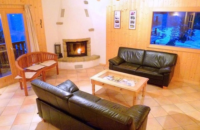 Chalet, 350m from ski slopes, sauna, terrace, balcony, fireplace or stove, parking, tv, 230m²